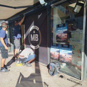 Pose de vitres sur-mesure dans un grand magasin par Mon Agent de Maintenance