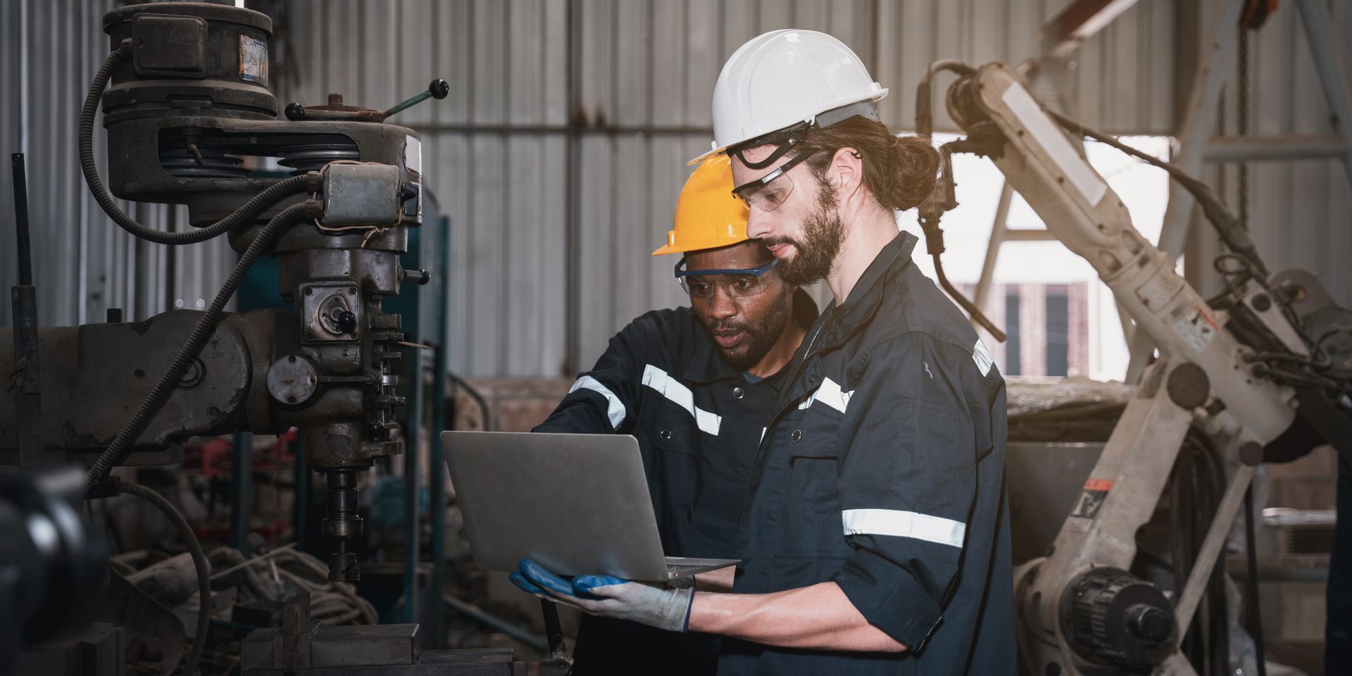 Agent de maintenance intervenant sur des équipements dans un bâtiment professionnel